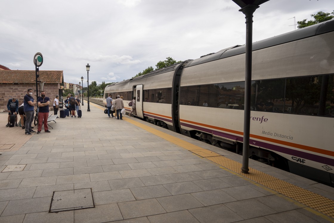 Santa Eulalia del Campo y Samper de Calanda, entre las doce estaciones de tren aragonesas donde Renfe instalará servicios de atención remota