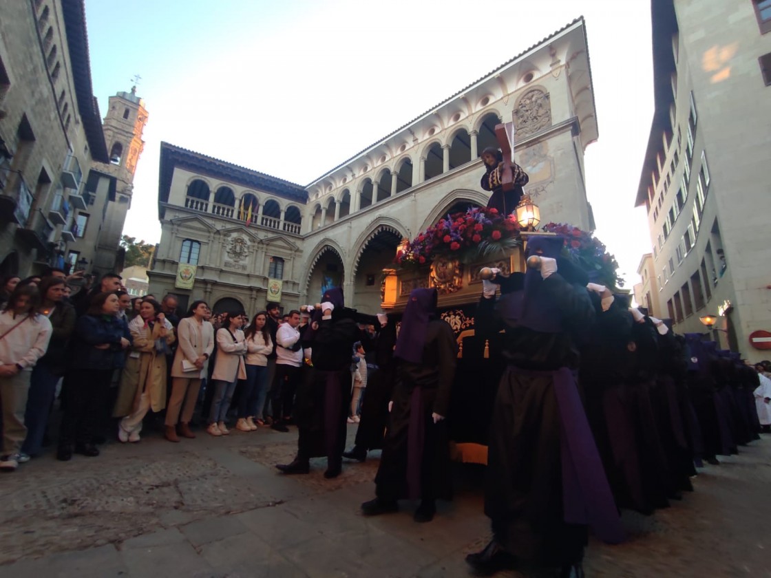 La jota llena de emoción  y silencia la plaza de San Francisco en la procesión del Vía Crucis de Alcañiz
