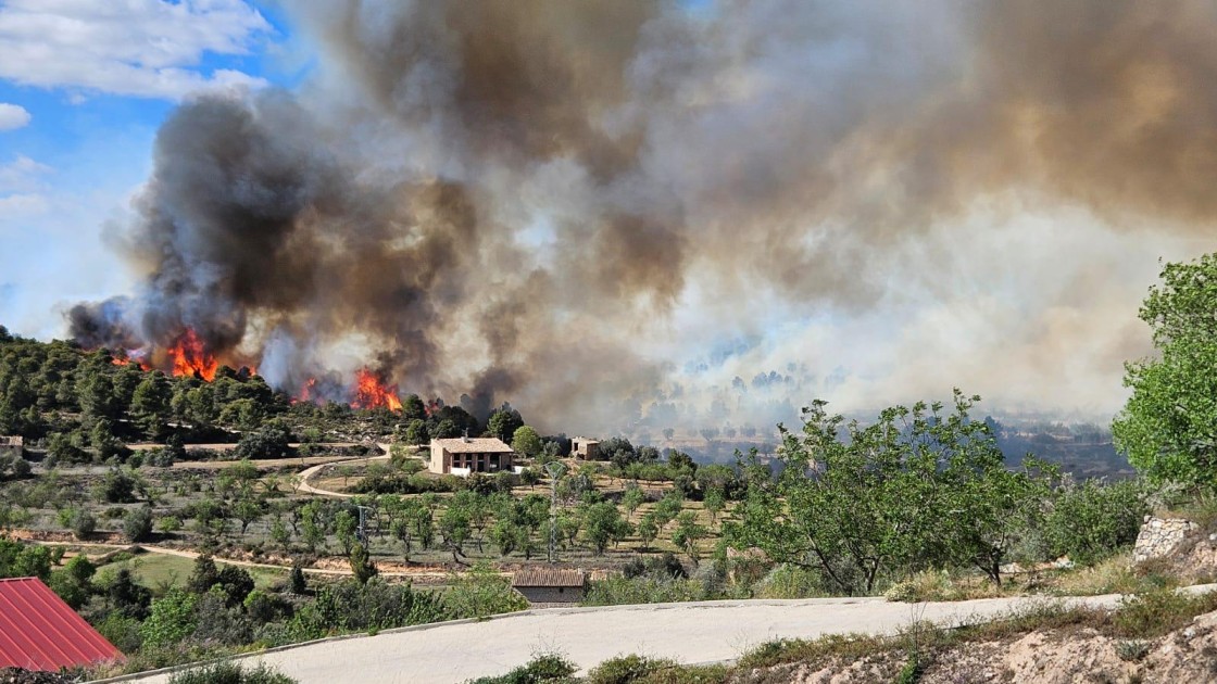 Desalojan una decena de casas aisladas entre Lledó y Arens por un incendio forestal que llegó hasta la provincia de Tarragona