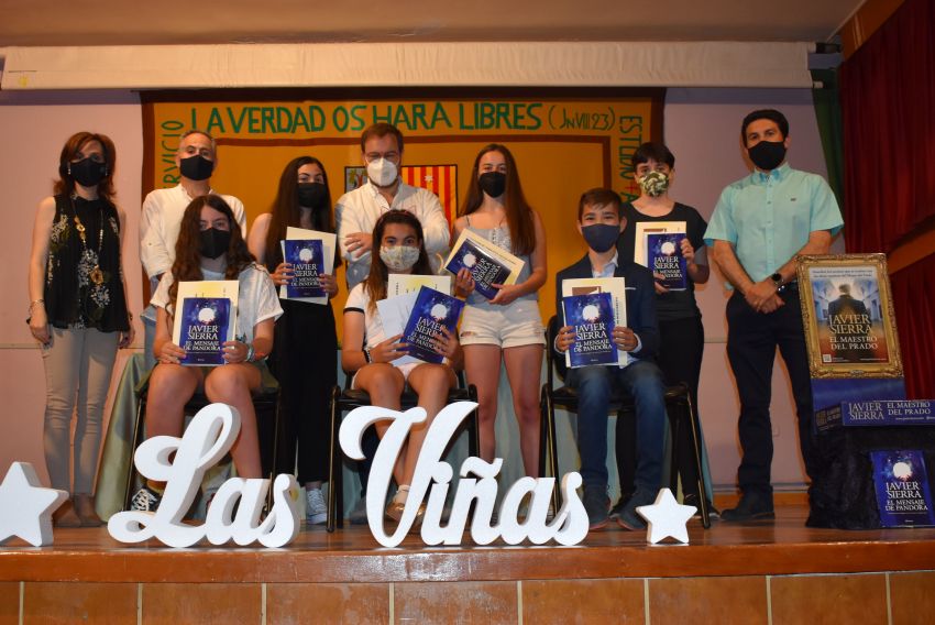 Javier Sierra entrega los premios que llevan su nombre del colegio Las Viñas