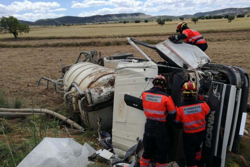 Los Bomberos liberan al conductor de un camión de purines accidentado entre Andorra y Albalate