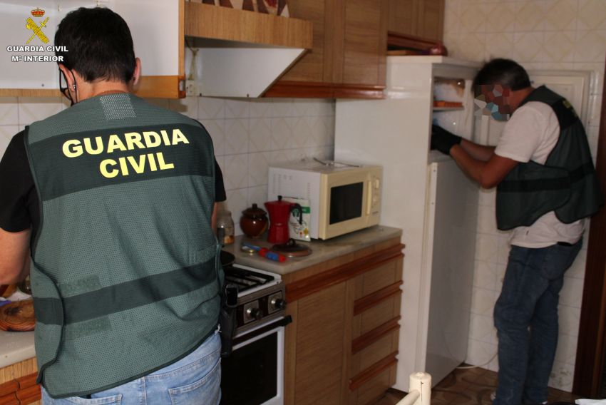 La Guardia Civil de Teruel desarticula un grupo criminal y desmantela en Cella un laboratorio donde había 13 kilos de speed