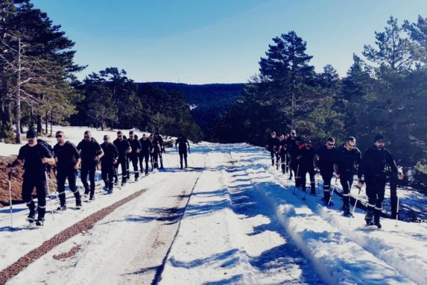 La Unidad Militar de Emergencias realiza prácticas de rescate en nieve en Linares de Mora