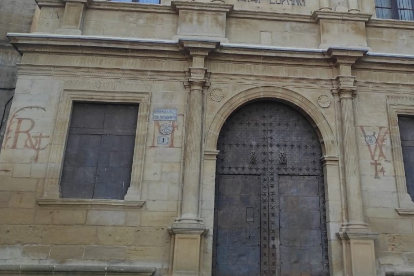 La inscripción latina de la fachada del ayuntamiento alude a una versión antigua del Viacrucis