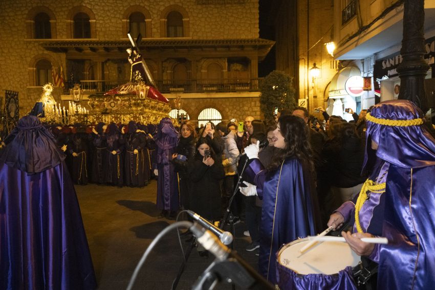 Tambores, bombos y cornetas acompañan al Santo Paso y una saeta se lanza al aire de Teruel