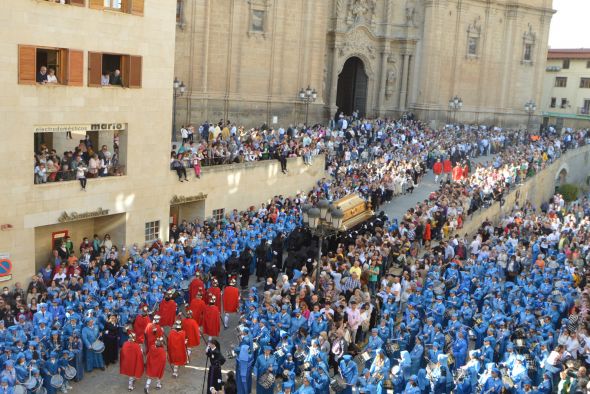 Alcañiz se tiñe de azul celeste para la procesión del  Santo Entierro ante la mirada de cientos de visitantes