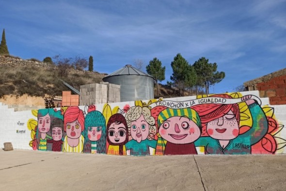 Nuevos murales de Elena Castillo a favor de la igualdad de género en Tronchón y Alacón