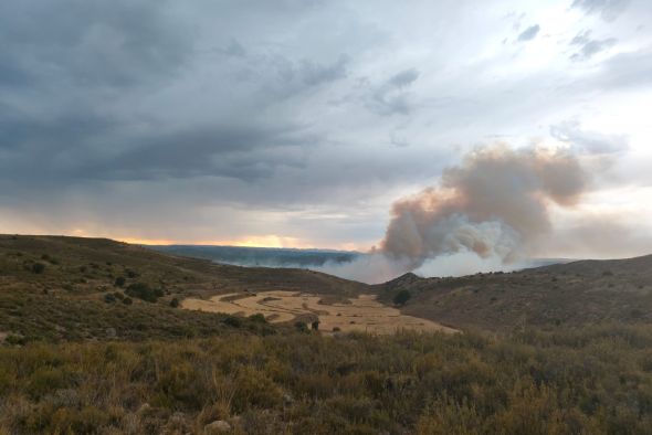 Extinguido el fuego originado por un rayo en Oliete, que ha calcinado unas 110 hectáreas
