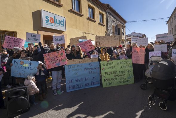 Unos 500 vecinos se concentran en Sarrión para exigir una sanidad rural digna