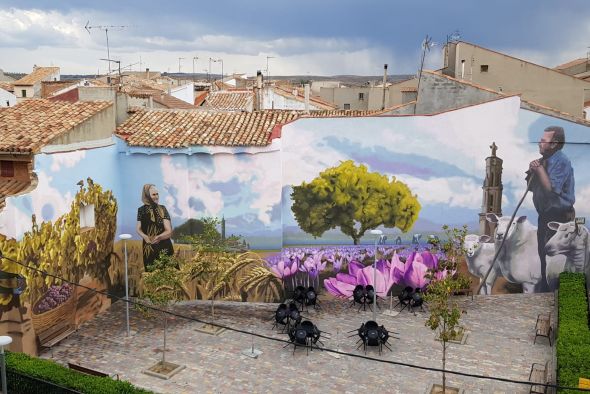 Muniesa estrena un mural de 250 metros cuadrados con estampas costumbristas sobre los modos de vida en el pueblo