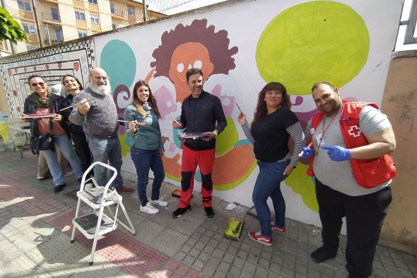 Un mural diseñado por Elena Castillo homenajea a las personas voluntarias