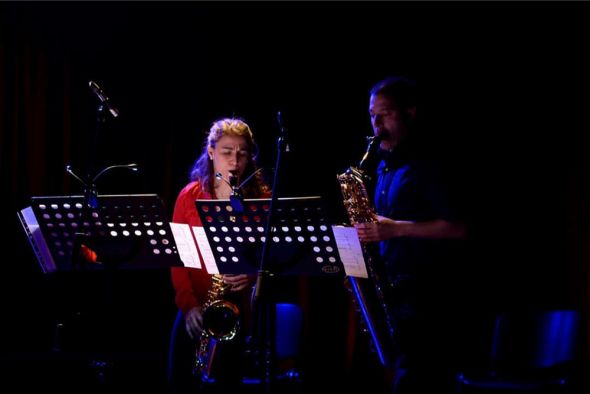 El dúo de saxofones Skat ofrece en Calanda su espectáculo de fusión hispano argentina