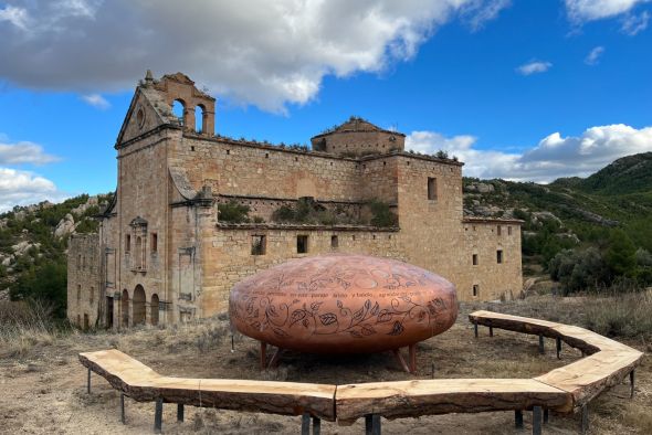 Escultura aterrizada en el Bajo Aragón  entre el murmullo de la música y de la poesía