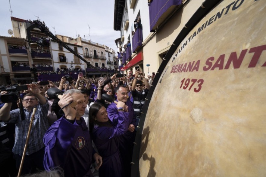 Miles de tambores suenan al unísono en el acto de Romper la Hora en Calanda