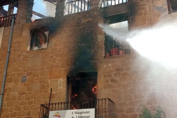 Un retén de bomberos sigue refrescando la vivienda de La Fresneda que ardió el pasado viernes