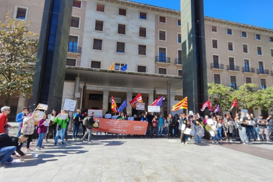 Entregan 400 firmas en el IASS en Zaragoza para pedir mejores condiciones laborales para los educadores sociales en centros de menores