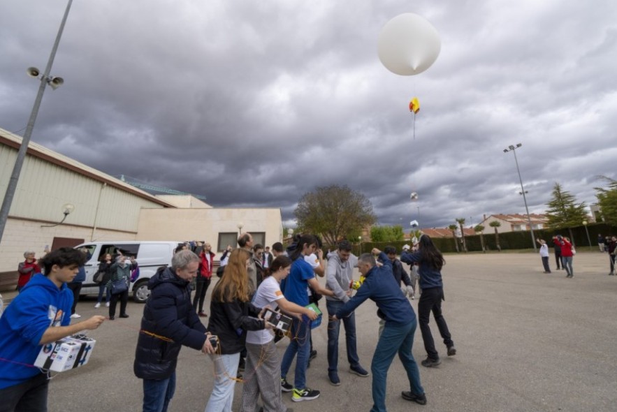 Dos grandes globos de helio buscan en el cielo de Calamocha respuestas a multitud de cuestiones científicas