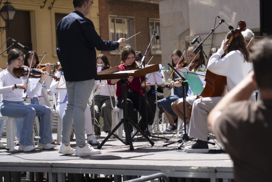 Los turolenses disfrutan de un entrañable concierto del Conservatorio en el Torico