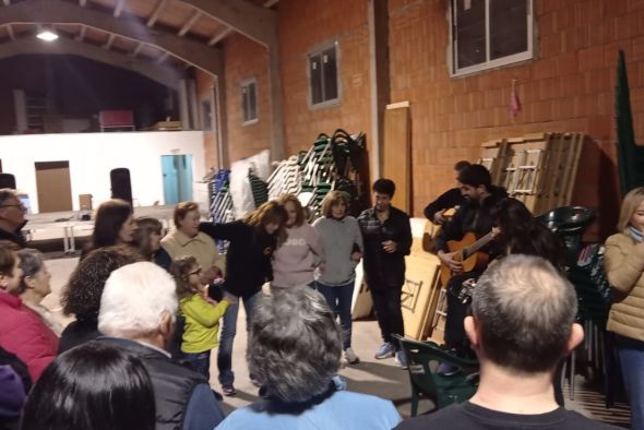 Los vecinos de El Cuervo recuperan la tradición de cantar los Mayos después de 63 años