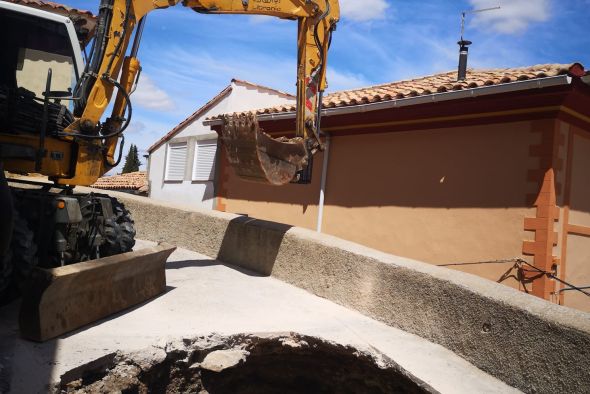 Alcaine ya ha iniciado los trabajos de reparación del socavón de la calle San Miguel