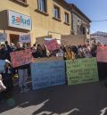 Unos 500 vecinos se concentran en Sarrión para exigir una sanidad rural digna