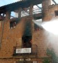 Un retén de bomberos sigue refrescando la vivienda de La Fresneda que ardió el pasado viernes
