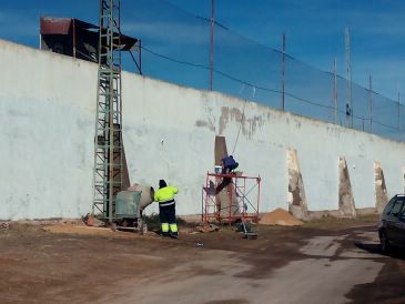 La brigada del Bajo Aragón rehabilita los muros del campo de fútbol de Alcorisa