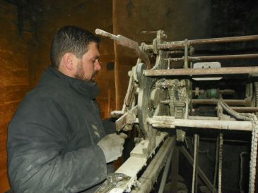 Desmontan el reloj de la torre gótica de Alcañiz por las obras de restauración