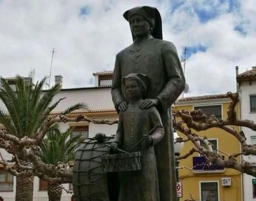 Una escultura homenajea en Calanda la tradición heredada
