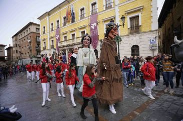 Ocho chavales cambian las mochilas del cole por los giganticos de la Comparsa de Gigantes