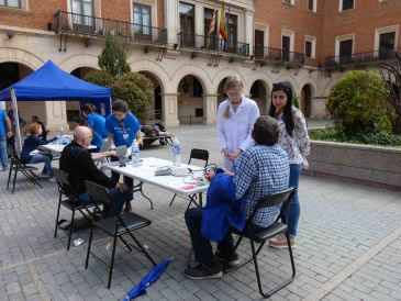 El Colegio de Médicos de Teruel sale a la calle para animar a llevar una vida sana