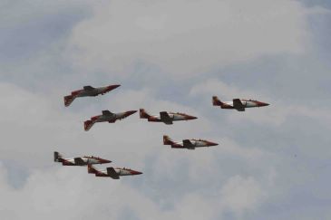 Los turolenses viven su particular flechazo con la Patrulla Águila sobrevolando la ciudad