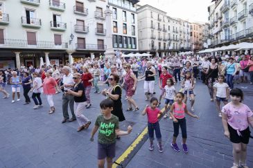 Medio centenar de personas bailan en línea los ritmos de ahora y de siempre