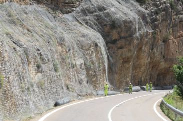 El Gobierno de Aragón coloca mallas contra los desprendimientos en la carretera de Albarracín que ha sufrido varios incidentes