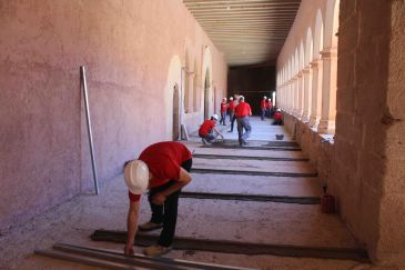 Un taller de empleo rehabilita la galería superior del castillo de Mora de Rubielos