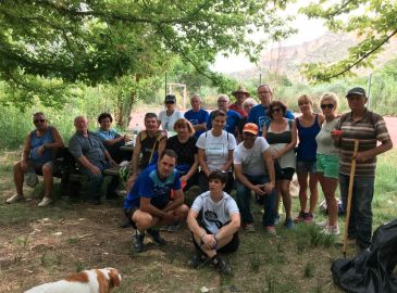 Apadrinaunolivo.org reúne a voluntarios en Alcaine para limpiar el embalse de Cueva Foradada