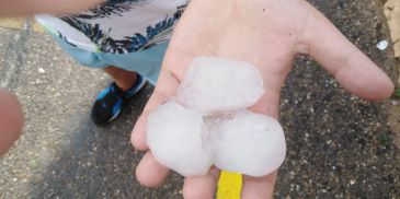 Una espectacular tormenta de granizo de grandes dimensiones daña coches y tejados en Albalate