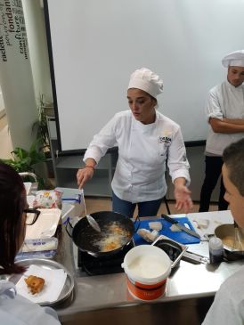 Los alumnos de Valderrobres aprenden a hacer frituras con aceite de orujo de oliva