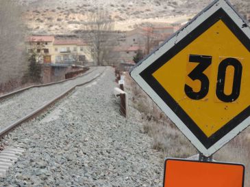 Adif licita por 4,3 millones de euros las obras para la eliminación de cinco limitaciones de velocidad en la línea de tren