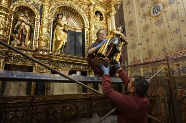 El retablo de Yoly,  ya restaurado, vuelve a la iglesia de San Pedro