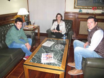 La alcaldesa de Teruel se reúne con un joven que recoge firmas para que se haga un parque taurino