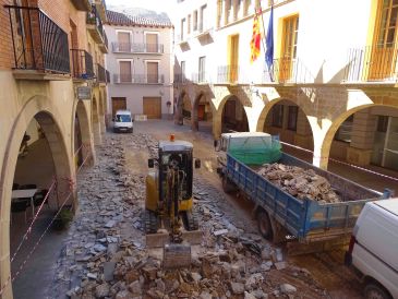 El Ayuntamiento de Alcorisa repara la plaza de Los Arcos y la calle Cueva Oscura