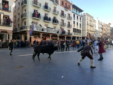 El Toro Nupcial en honor a Isabel de Segura llena la plaza del Torico y acaba sin incidencias