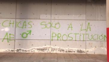 El instituto de Alcañiz amanece con pintadas donde se lee Chicas solo a la prostitución, Putas y Vox en el Día de la Mujer