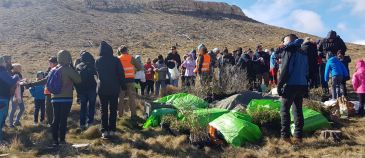 Treinta voluntarios de La Caixa reforestan el bosque quemado en Ejulve en 2009