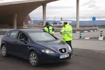 Fomento y Guardia Civil reparten pulseras en la A-23 para pedir a los conductores prudencia con quienes trabajan en las carreteras