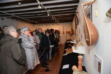 Instrumentos tallados en piedra y pintados en papel que suenan en Albarracín