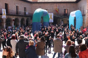 Albarracín se vuelca con Aspanoa con un mercadillo solidario, música y deporte
