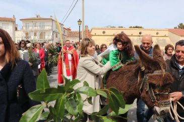 La Semana Santa de Sarrión arranca con una multitudinaria procesión de la burrica