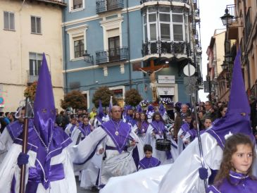El tradicional Vía Crucis en el centro de Teruel marca la tarde-noche del Miércoles Santo